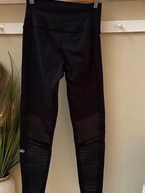 ALO Black Moto Yoga Leggings Size XS white logo 12” waist & 25” inseam EUC